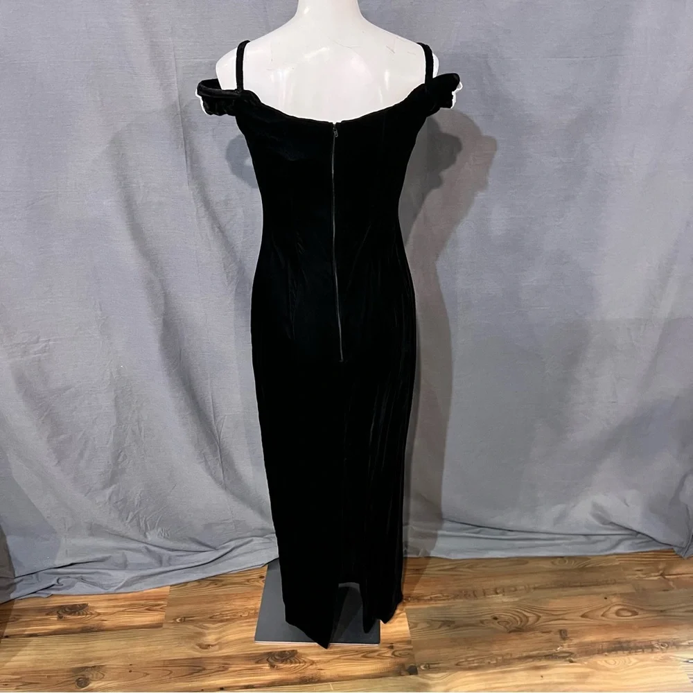 Elegant Black Off-Shoulder Dress with Lace Detail - Picture 3 of 8